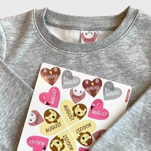 Navnelapper formet som hjerter (hjertelapper) designet av Fam Irvoll