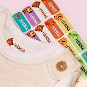 Navnelapper designet av Magdalena Sujak