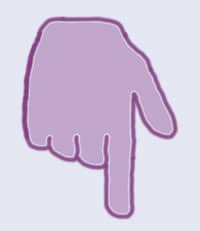 Finger som peker ned mot navnelapper