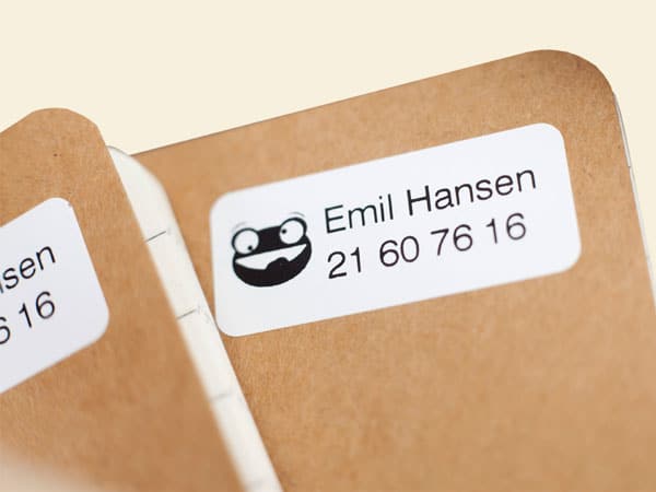 Tradisjonelle navnelapper i svart - hvitt.
